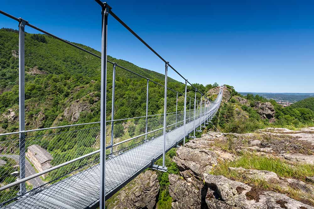 La passerelle de Mazamet et le village d'Hautpoul